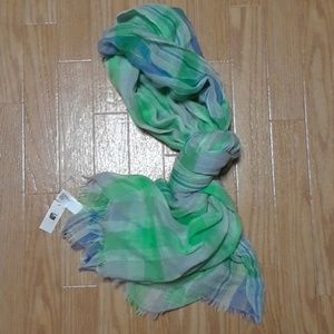 Lightweight checkered scarf from GAP